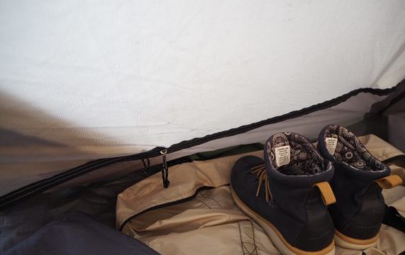キャンプの時は寝る前に靴をテント内に片付けると安心